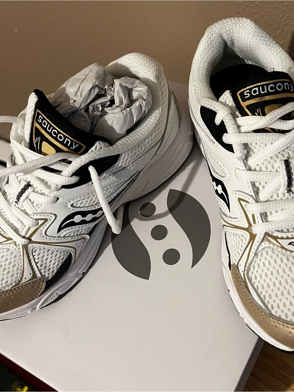 Saucony Kids White and Gold Lightweight Mesh Sneakers